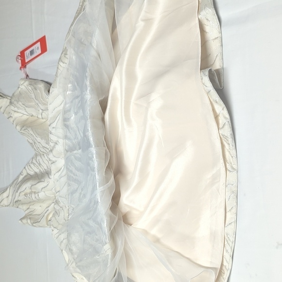 MONIQUE LHUILLIER white and silver Women's dress size 10. - Picture 9 of 16